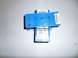 Place of Origin: Japan 
Brand Name: Kyocera 
Model Number: All 
Material: Hard Alloy 
Usage: Internal Turning Tool 
Hardness: 60-350 
Coating: PVD/CVD 
Model: TPGH090204L K8273 
Grade: K8273 
Delivery: Within 3-5 days 
Package: Original plastic 